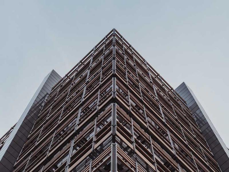 智慧停车场管理系统界面展示，包含车位监控、支付管理和数据分析功能