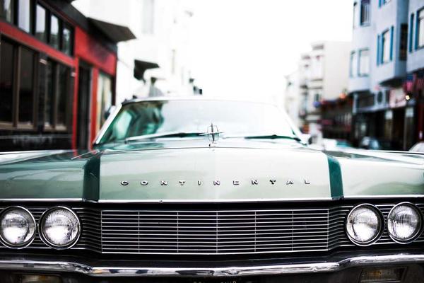 市政停车场案例图片，展示城市中心的智能停车设施